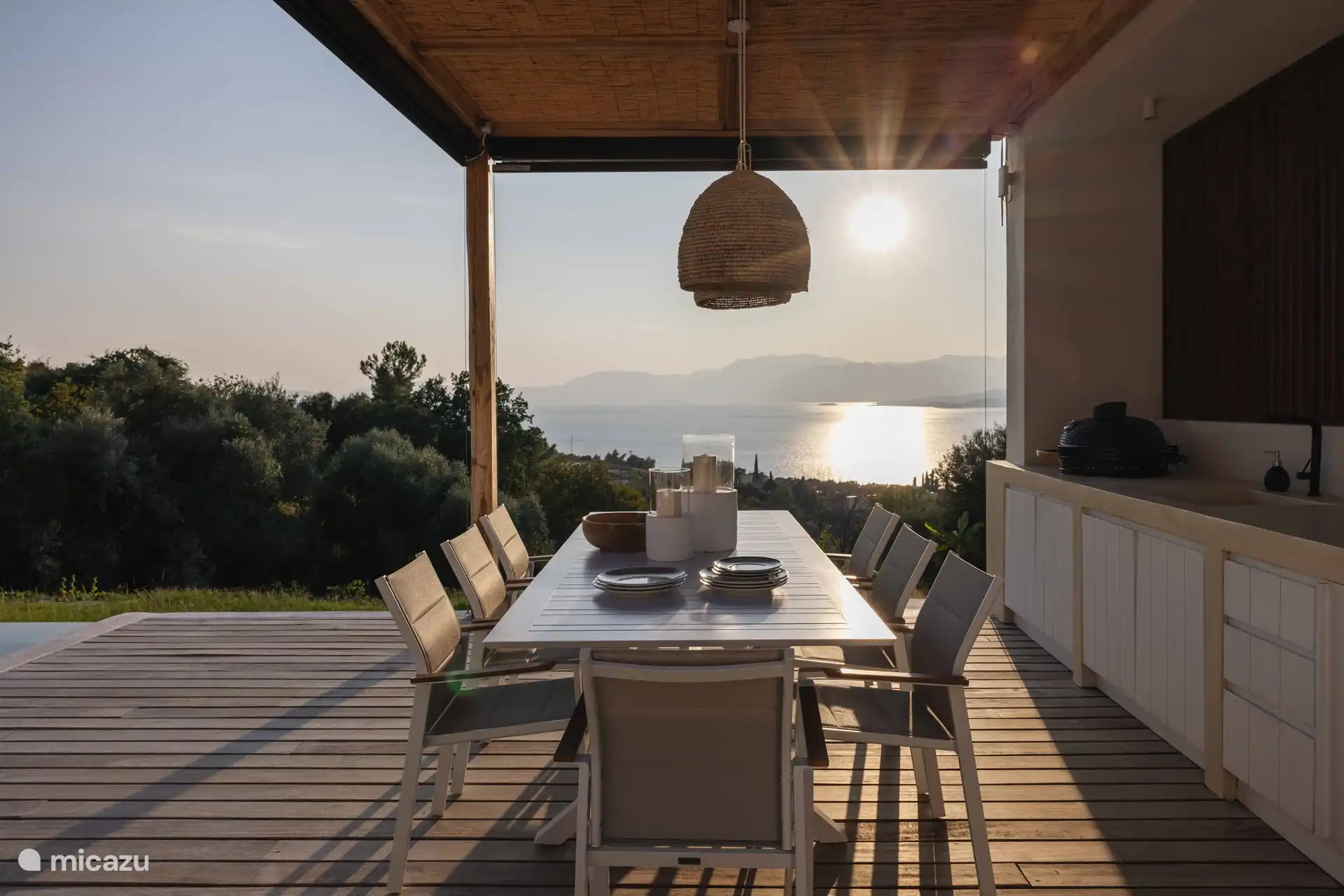 Buiten versierde eethoek 