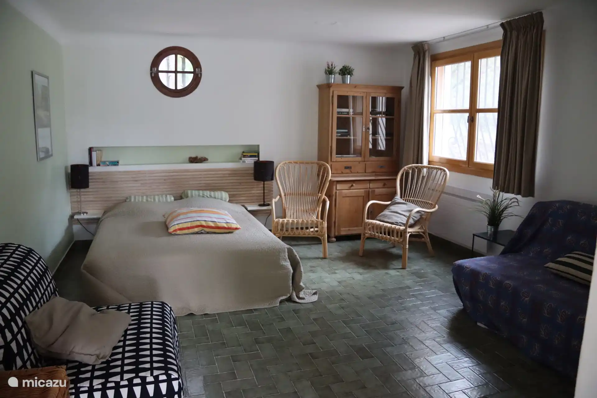 Comfortabele ruime studio met zithoek, Sonos Muziekinstallatie, wifi, fan. Een eigen badkamer. Wasmachine.  
Twee persoonsbed en mogelijkheid voor extra bed. 