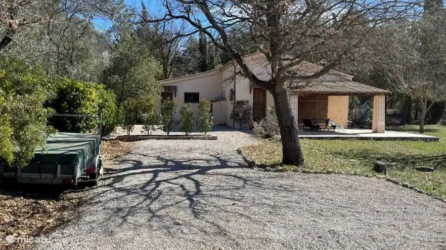 winteropname vanaf de tuinpoort naar het huis; In de zomer is alles groen begroeid