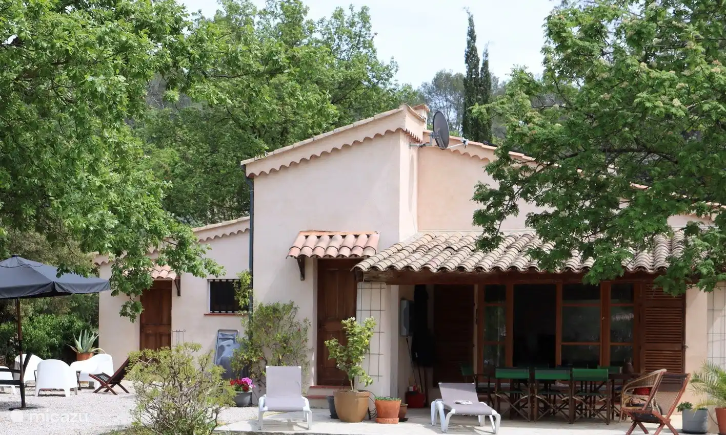 Voorzijde met doorkijkje naar beide terrassen