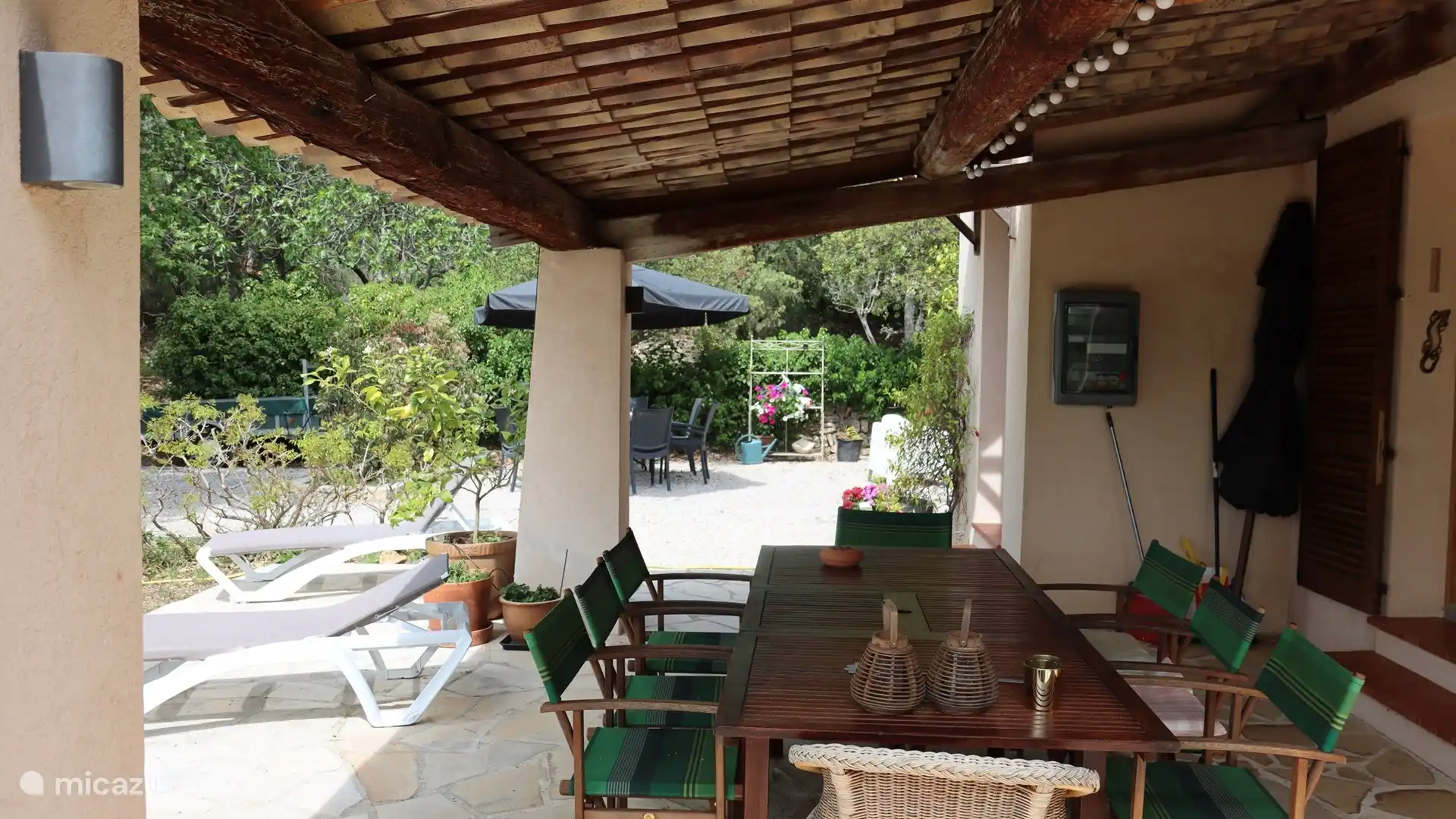 heerlijk schaduwrijk terras aangrenzend aan de openslaande deuren woonkamer 