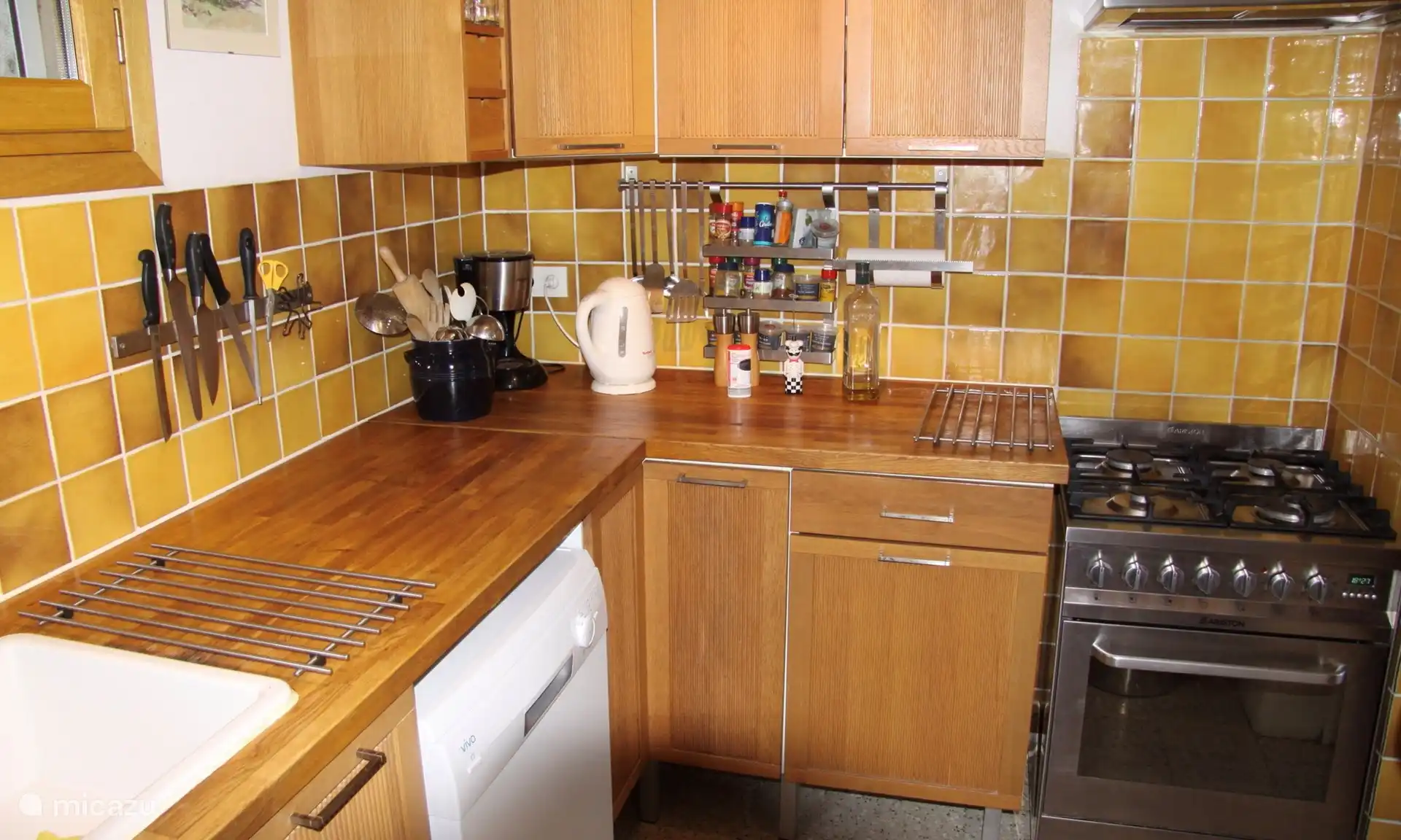 Volledig uitgeruste keuken (vaatwasser, oven, fornuis, magnetron, nespresso, koffiezet etc.)  De keuken grenst aan de woonkamer 