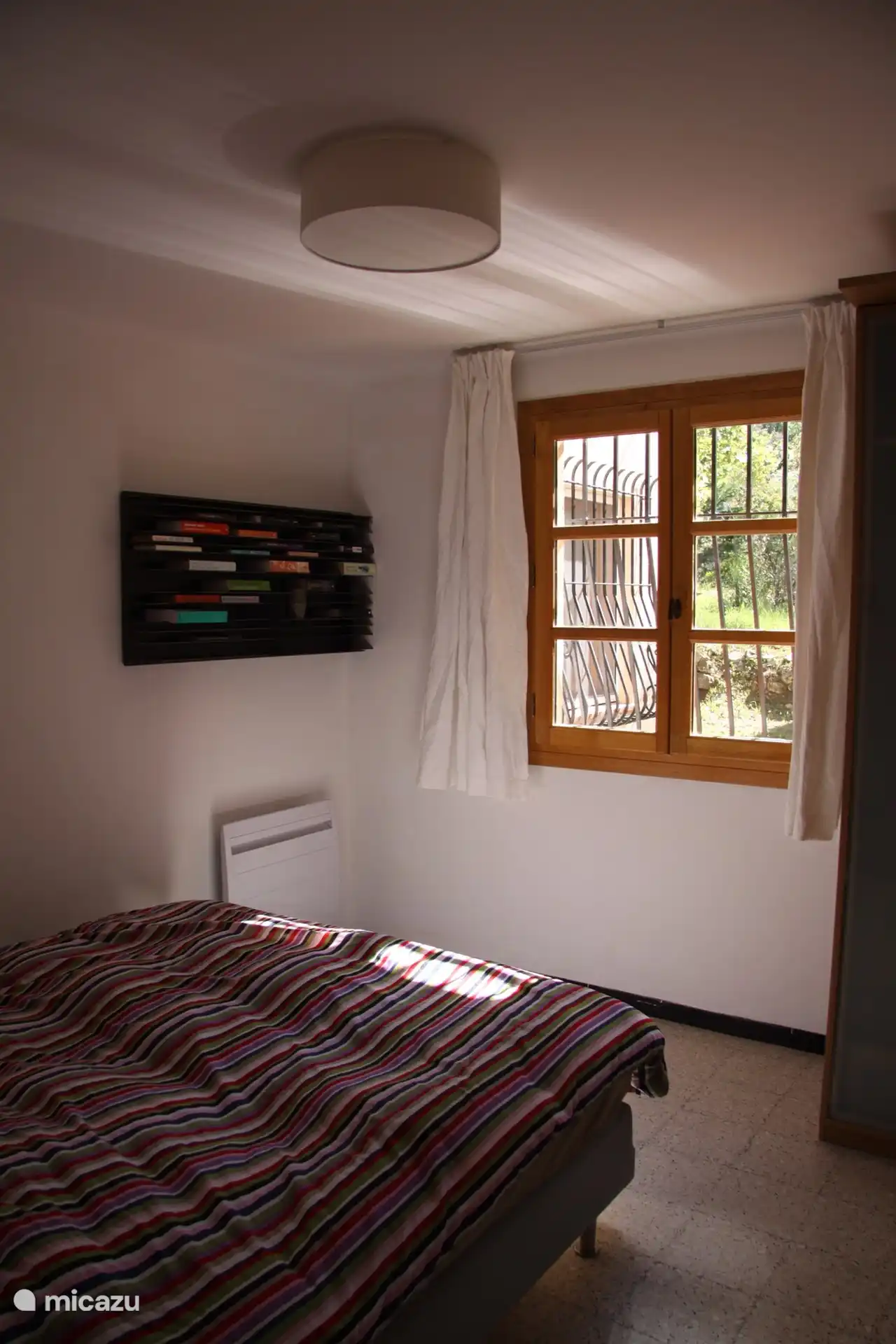 Twee persoons box springbed en kledingkast. Elektrische verwarming en fan. Slaapkamer grenst direct aan eigen badkamer 