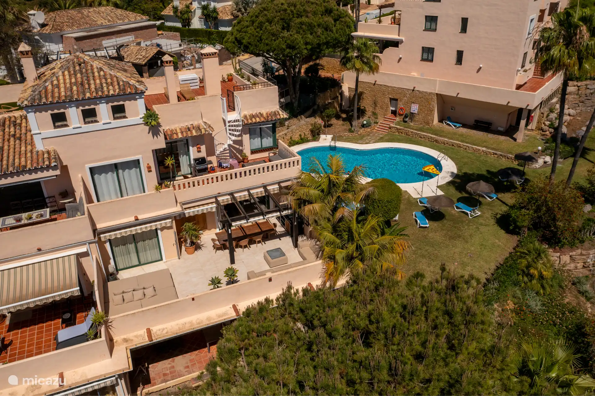 vanuit het balkon zicht op zwembad