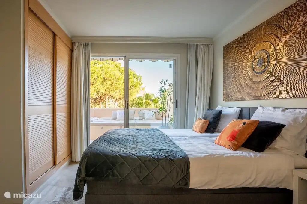 slaapkamer met 2 bedden van 2.10m en badkamer en suite