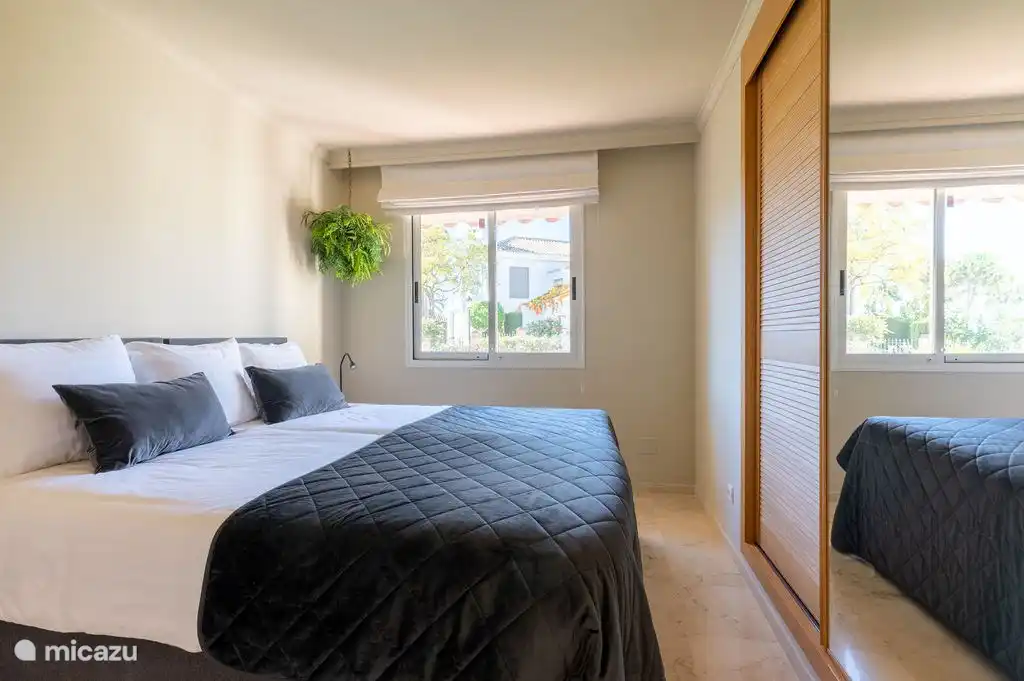 slaapkamer met 2 bedden van 2.10m