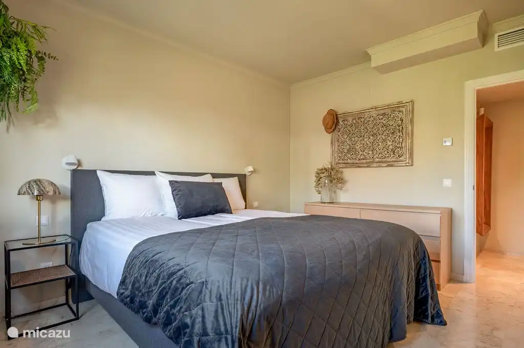 2 bedden 2.10m met 1 tweepersoons topper