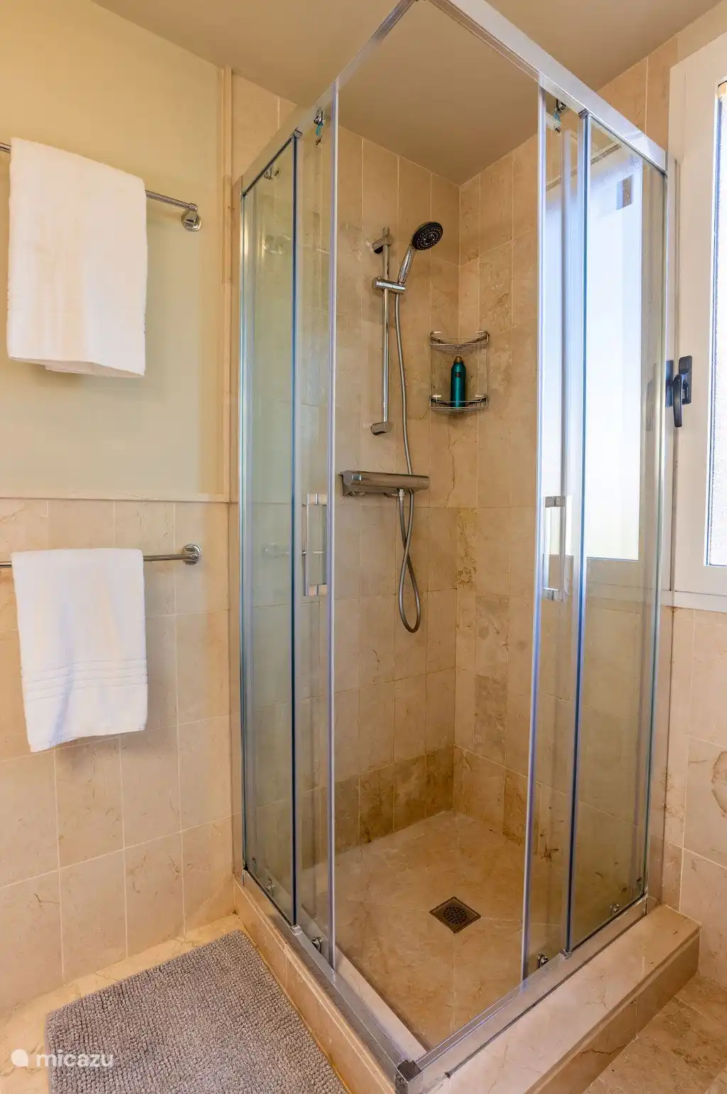 badkamer met douche, wc en wastafel