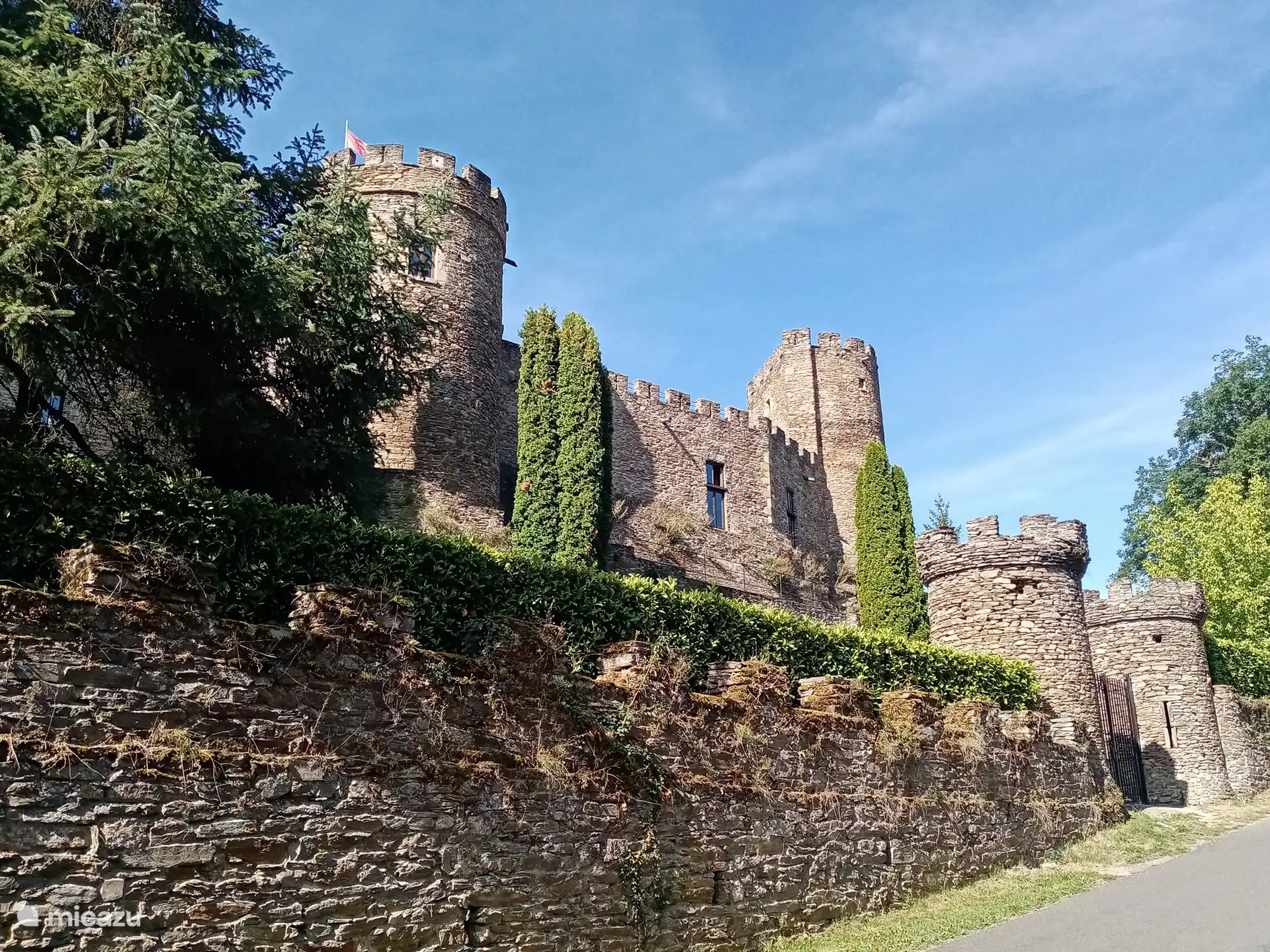 Il y a plusieurs châteaux à visiter dans la région. 