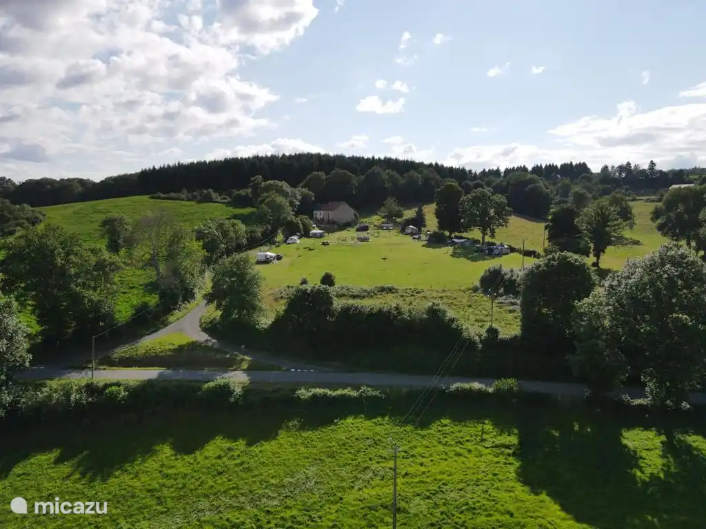 Notre camping est situé au milieu des collines verdoyantes de l'Auvergne. 