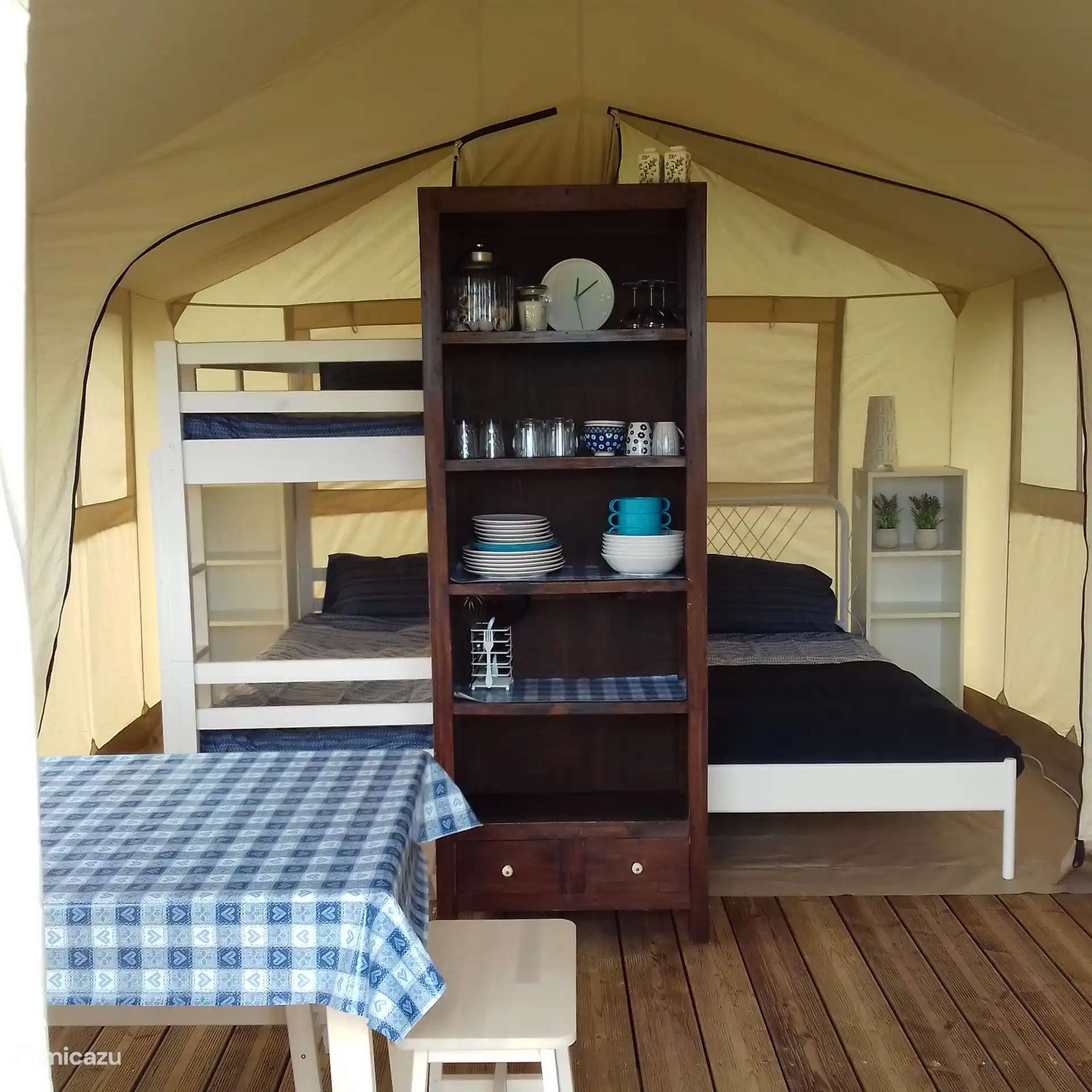 La tente est confortable et entièrement meublée. 