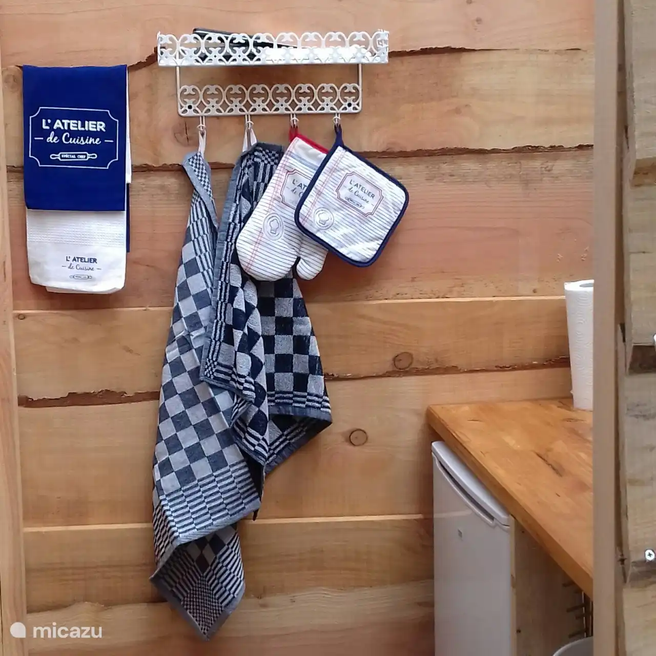 La kitchenette est entièrement équipée et possède son propre réfrigérateur. 