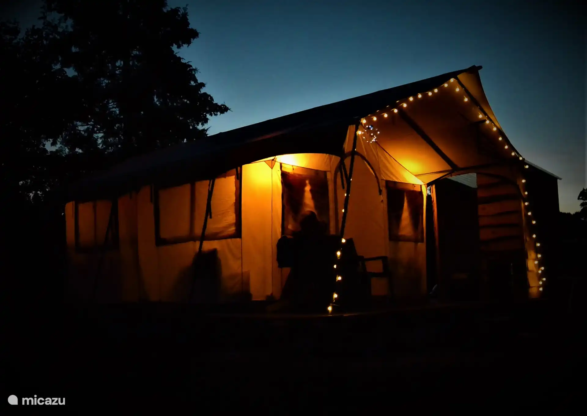 La tente Safari est agréablement éclairée le soir. 