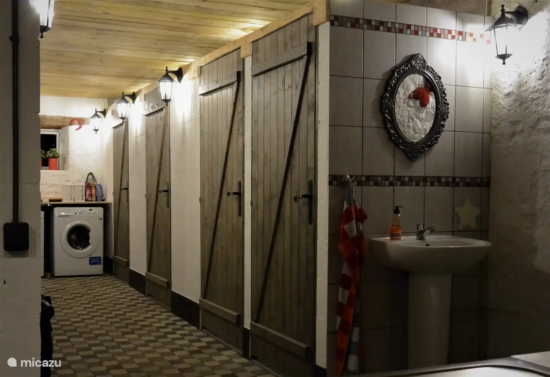 Pour les sanitaires, vous pouvez utiliser les sanitaires de notre camping. Celui-ci est nettoyé 6 fois par jour en haute saison.  