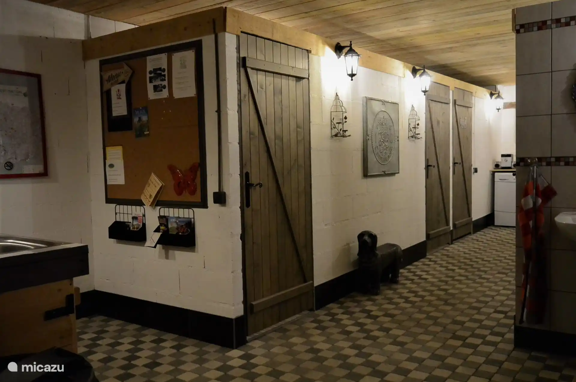 Il y a au total 3 douches, dont 1 douche familiale. Il y a des toilettes pour enfants, 1 toilette normale, 1 toilette surélevée et un urinoir. 