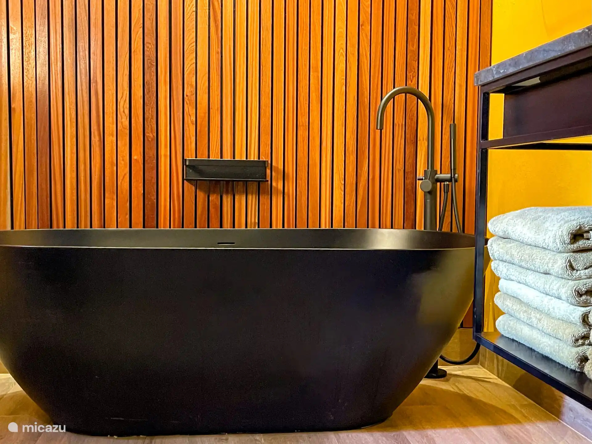 El cuarto de baño independiente con ducha, bonita bañera, inodoro y lavabo.