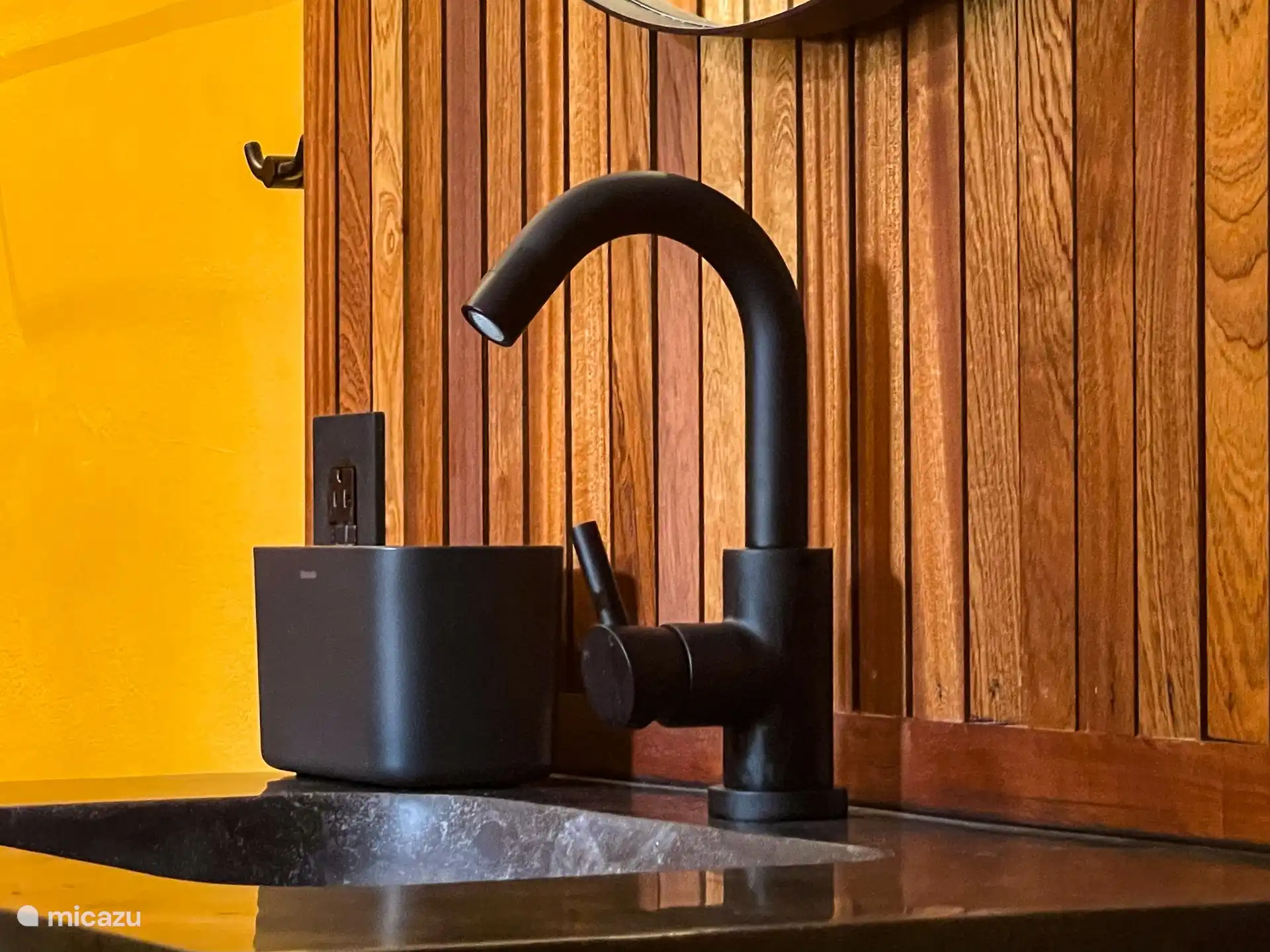 El cuarto de baño independiente con ducha, bonita bañera, inodoro y lavabo.