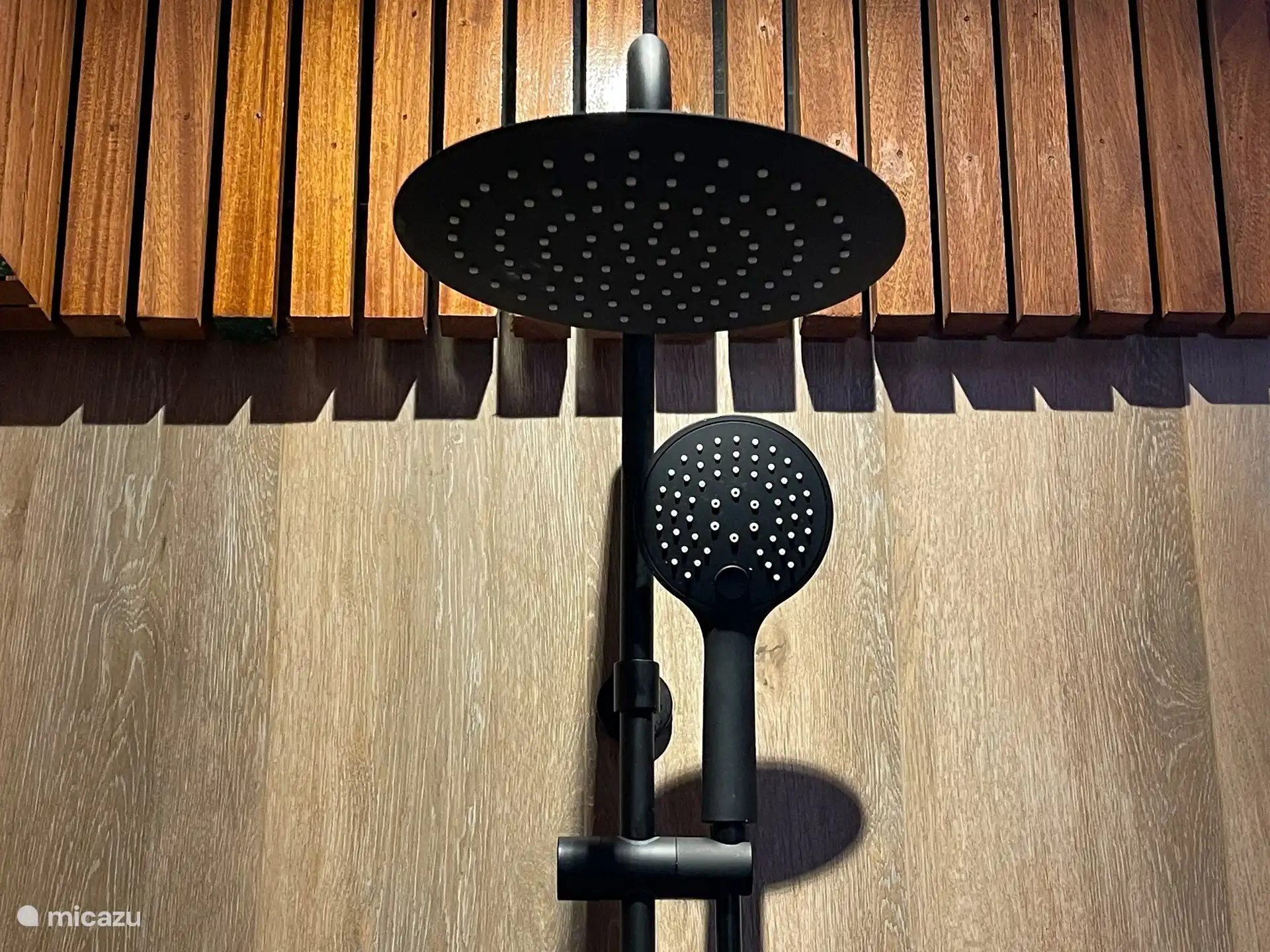 El cuarto de baño independiente con ducha, bonita bañera, inodoro y lavabo.