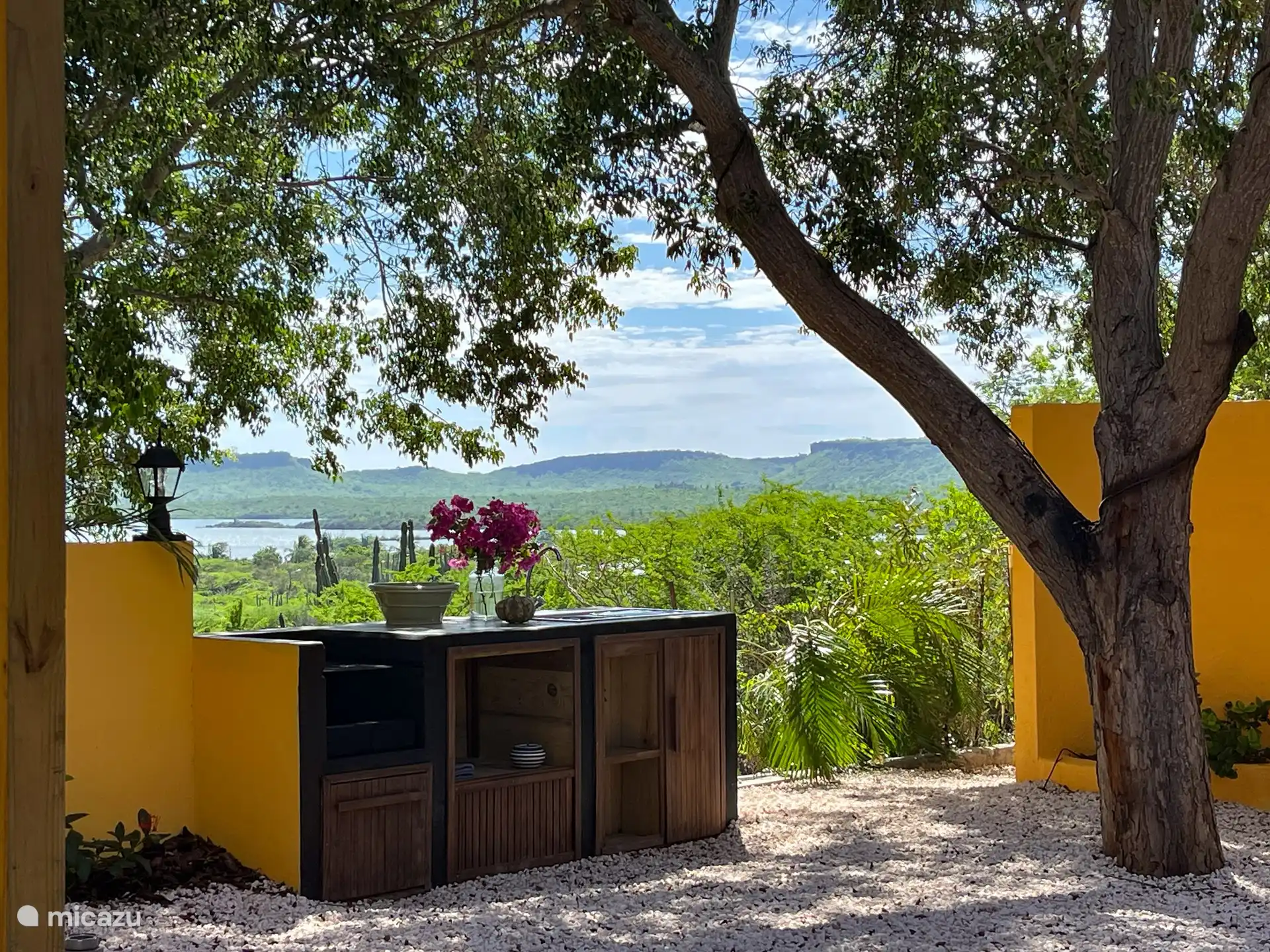 Barbacoa propia (permanente) en el jardín con hermosas vistas a las salinas de Jan Kok.