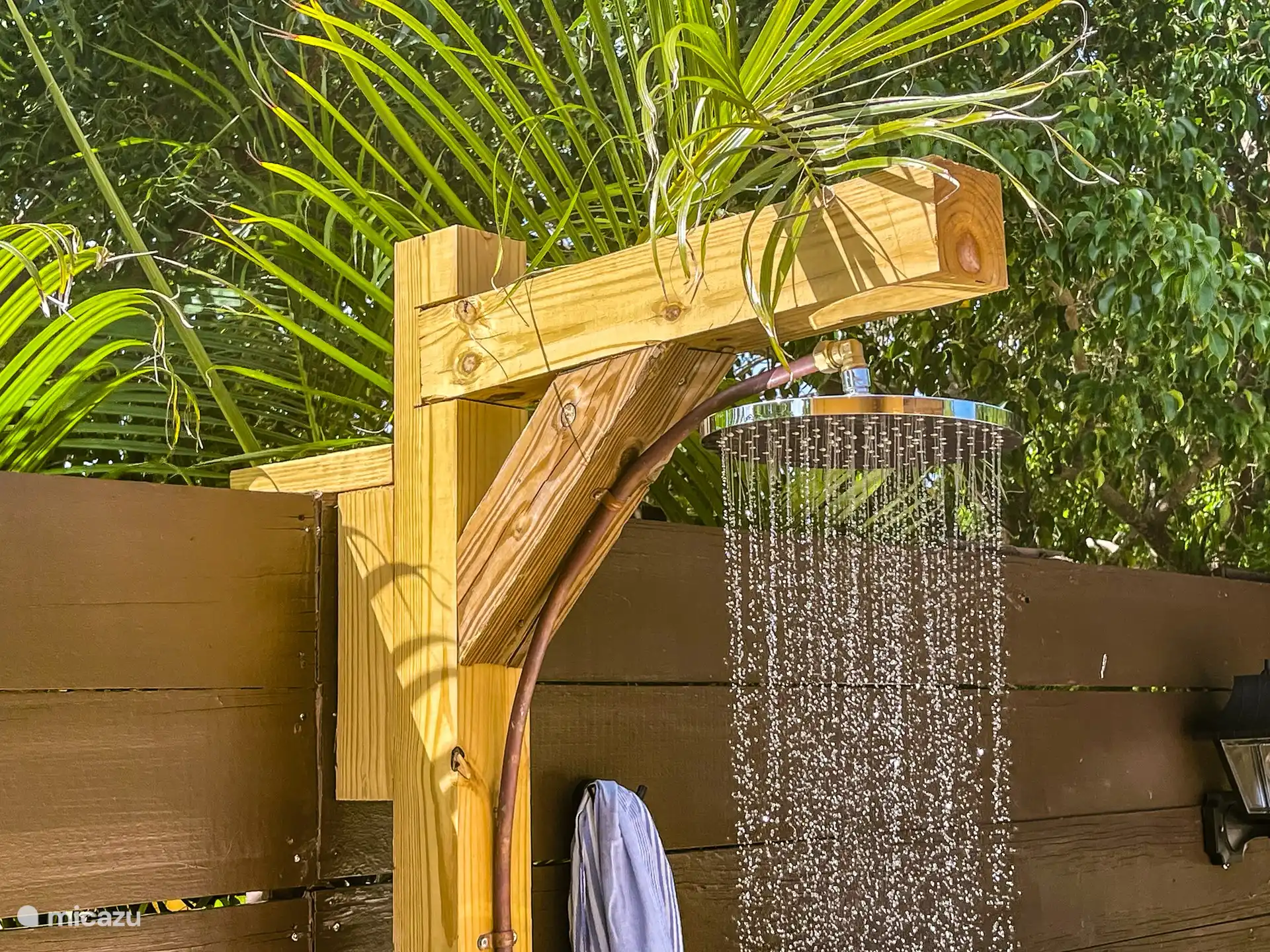 El jardín también tiene su propia ducha exterior.