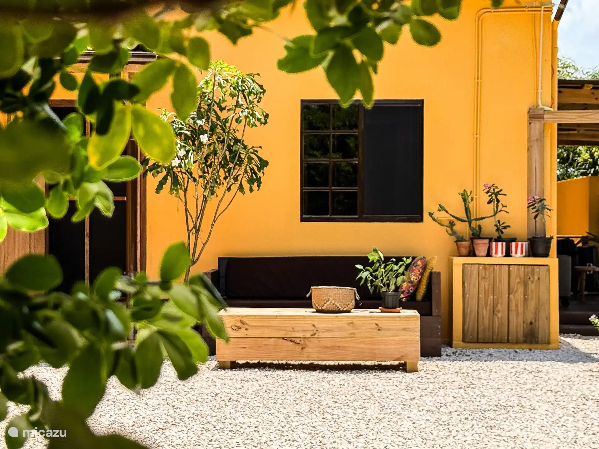 A un lado del albergue se encuentra este jardín (privado) con sofá lounge, 2 sofás lounge y ducha al aire libre.