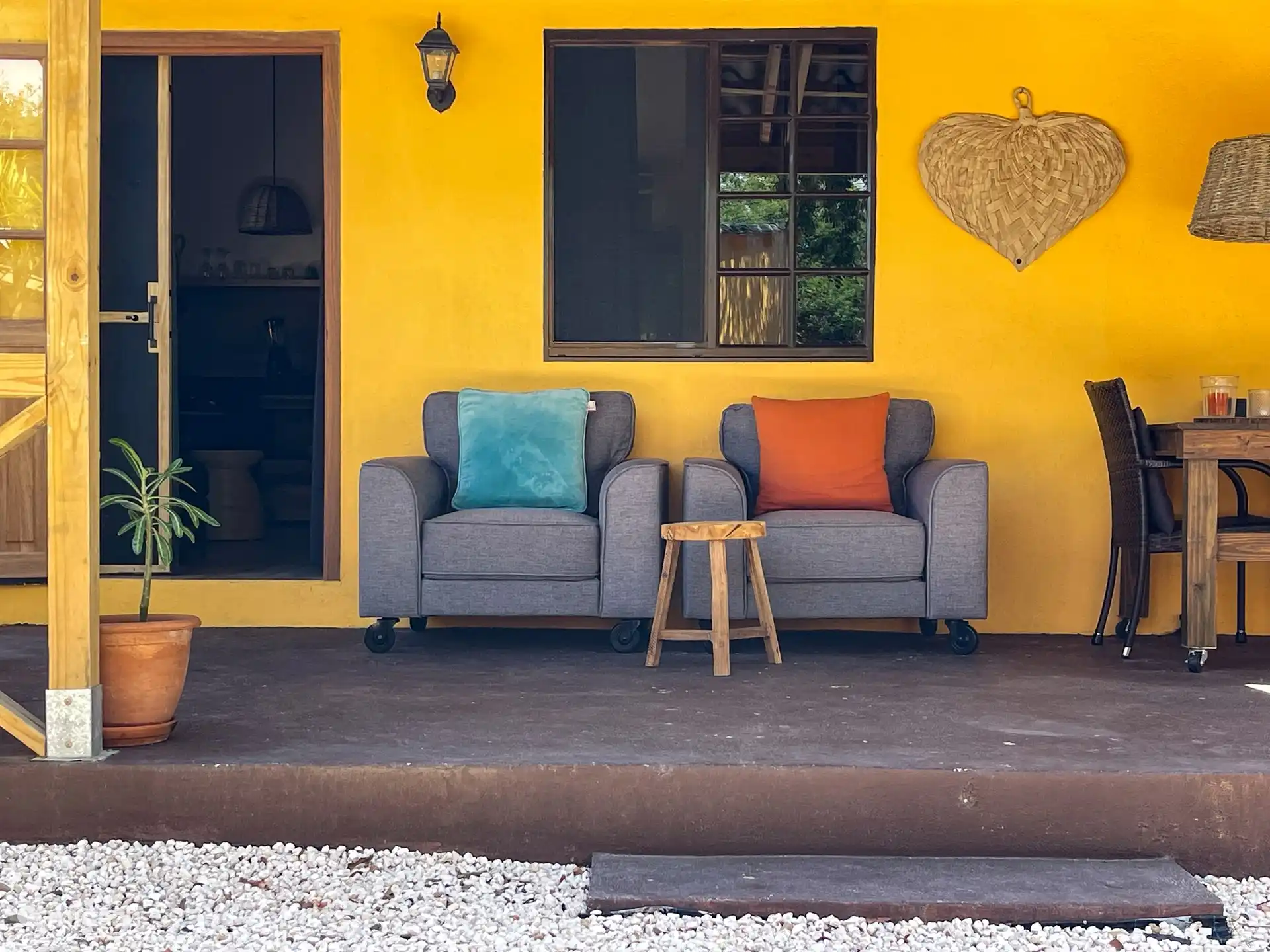 Al otro lado del albergue hay una terraza a la sombra con sofás, mesa de comedor y hermosas vistas de las salinas de Jan Kok.
