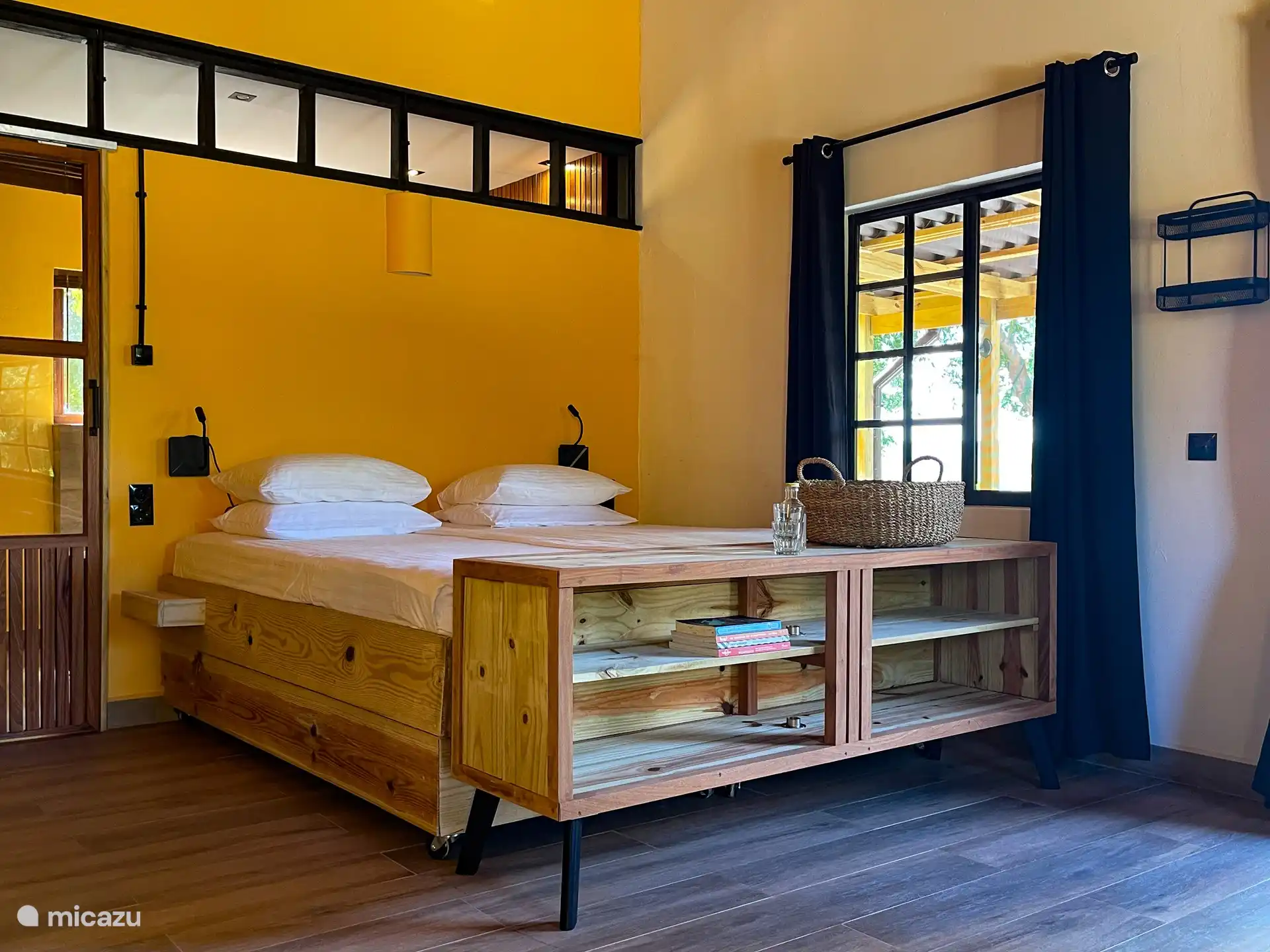 Preciosa cama tamaño king con TV por Internet.