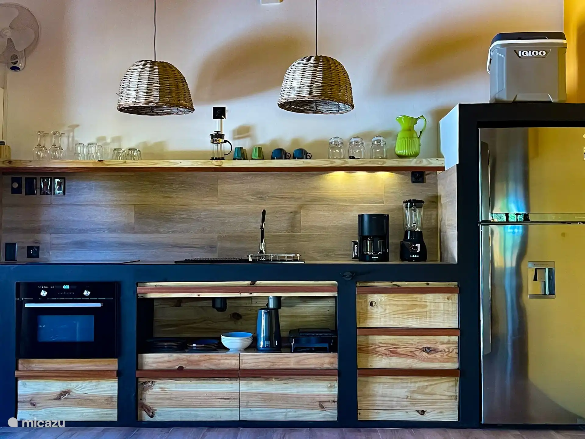 Cocina totalmente equipada con frigorífico, vitrocerámica, horno, batidora, cafetera, etc. e incluso una nevera portátil para llevar contigo a la playa.