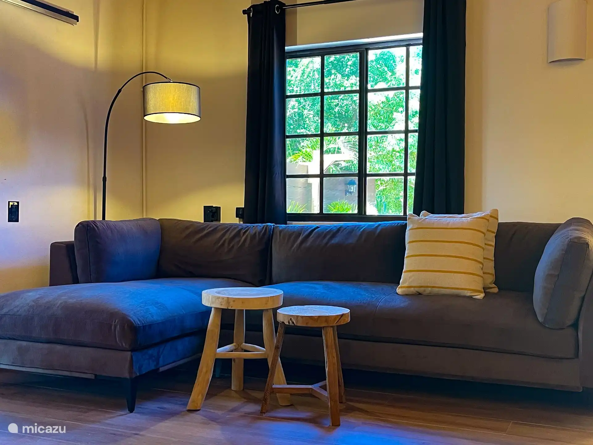 Cómodo sofá salón y TV por internet.