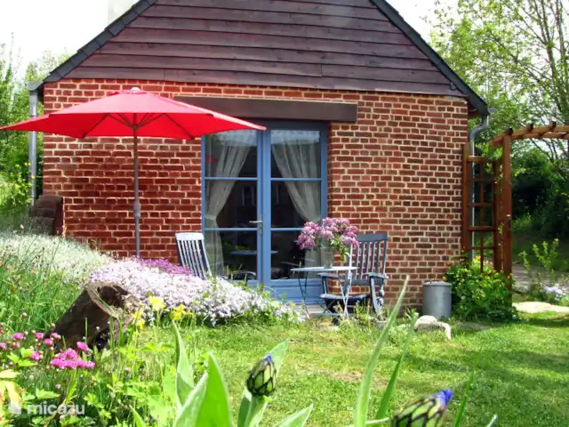 Casa de vacaciones Aubenton en Francia, Aisne, Aubenton - casa vacacional El salón tiene puertas francesas que se abren a una terraza donde podrá sentarse tranquilamente y en privado.