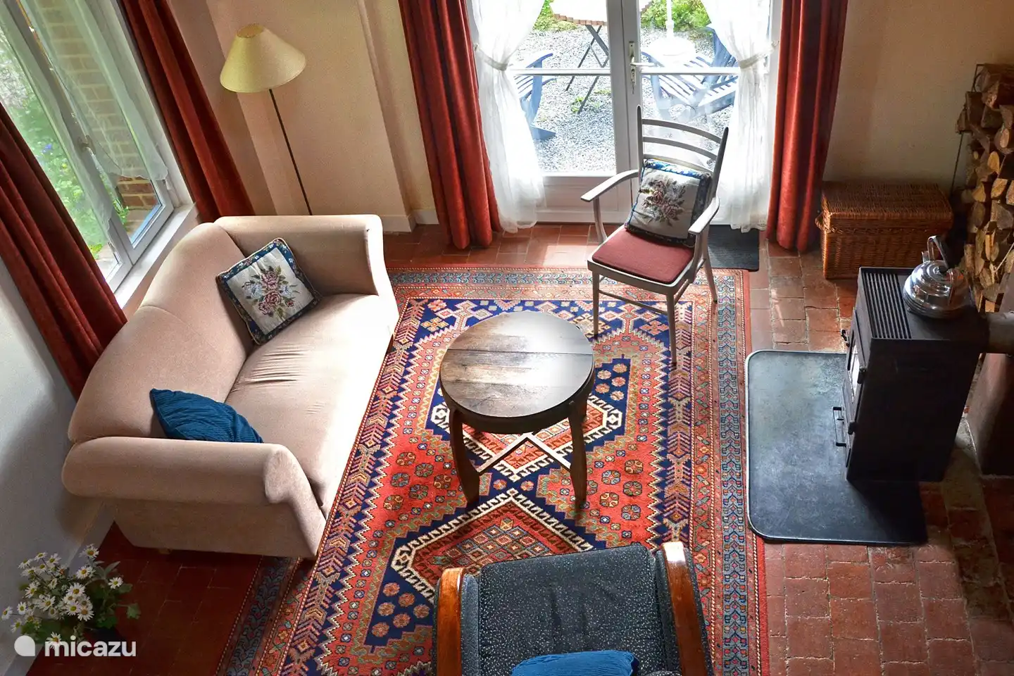 De woonkamer gefotografeerd vanaf de vide.