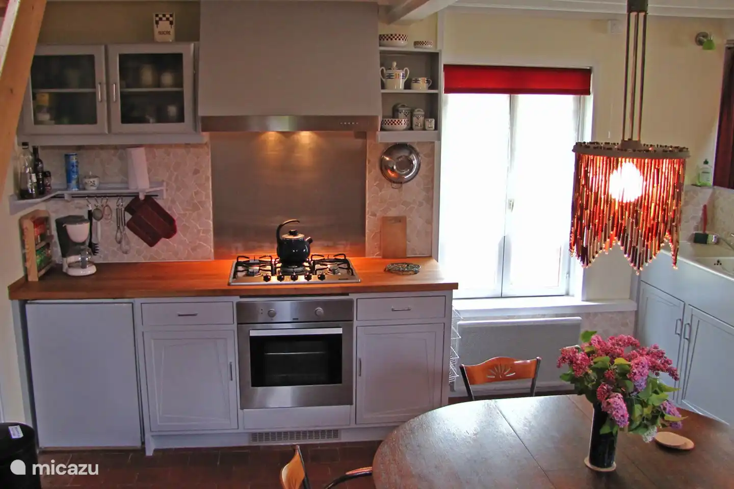 De keuken is basic maar functioneel met een ruim vijfpitsgasstel en een elektrische oven.