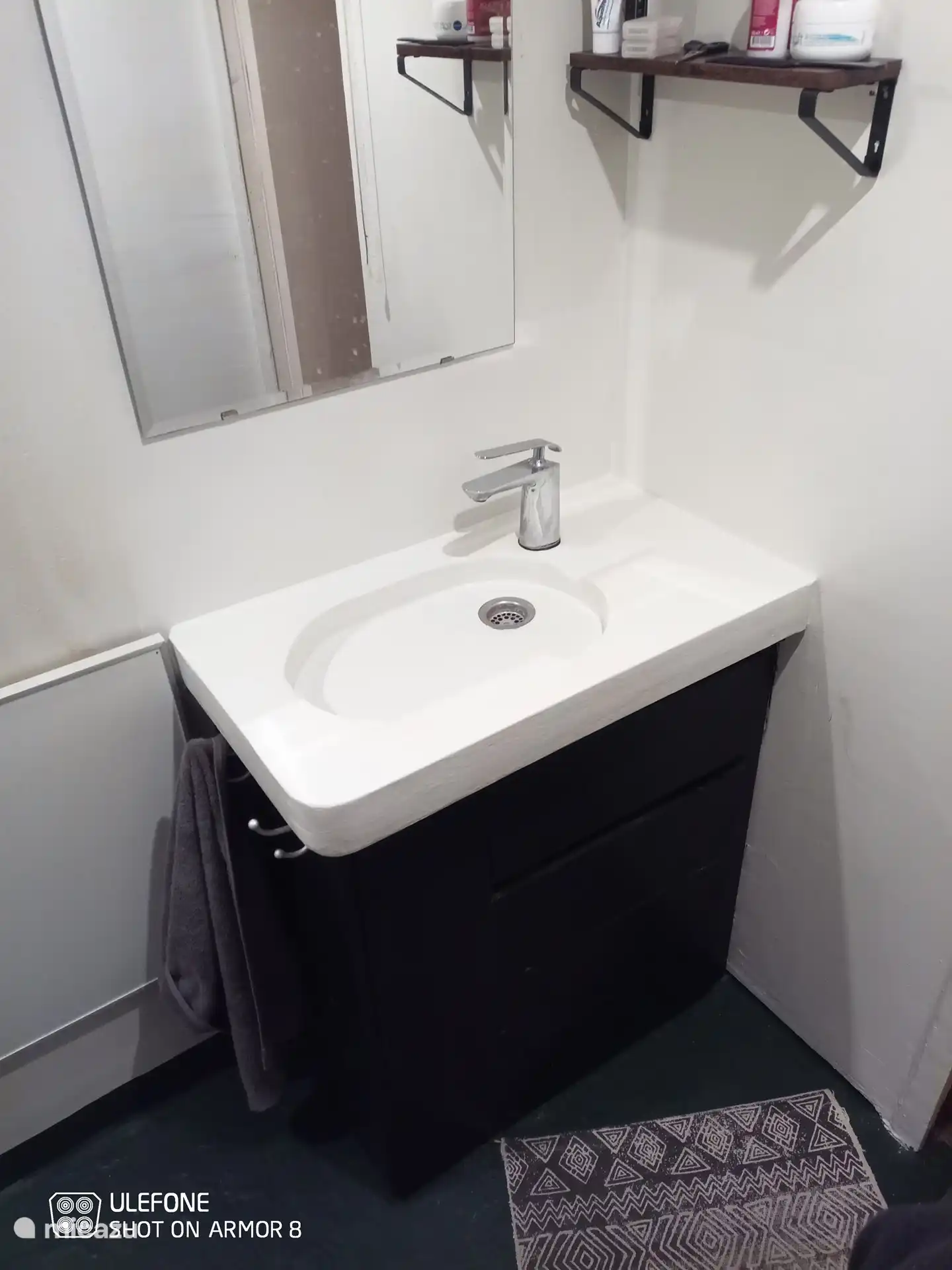 Waschbecken und Schrank