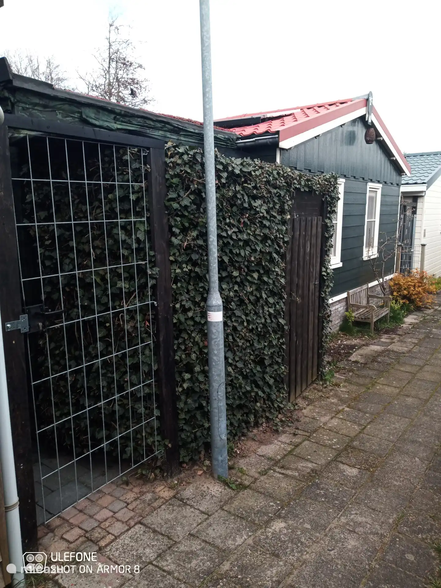 Eingang zum Gelände und Zugang zum Fahrradkeller