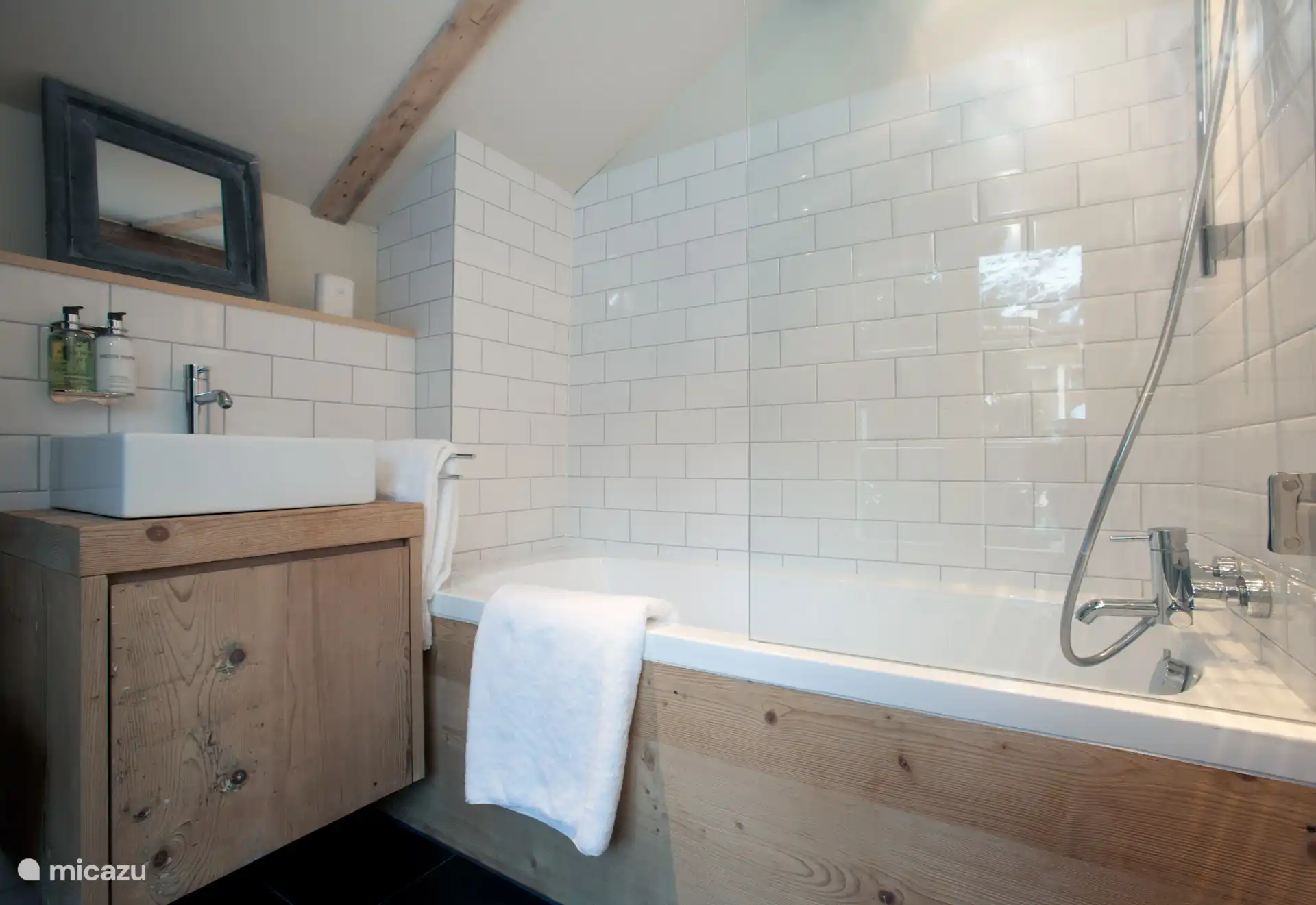 Badkamer 1 met bad en douche. 