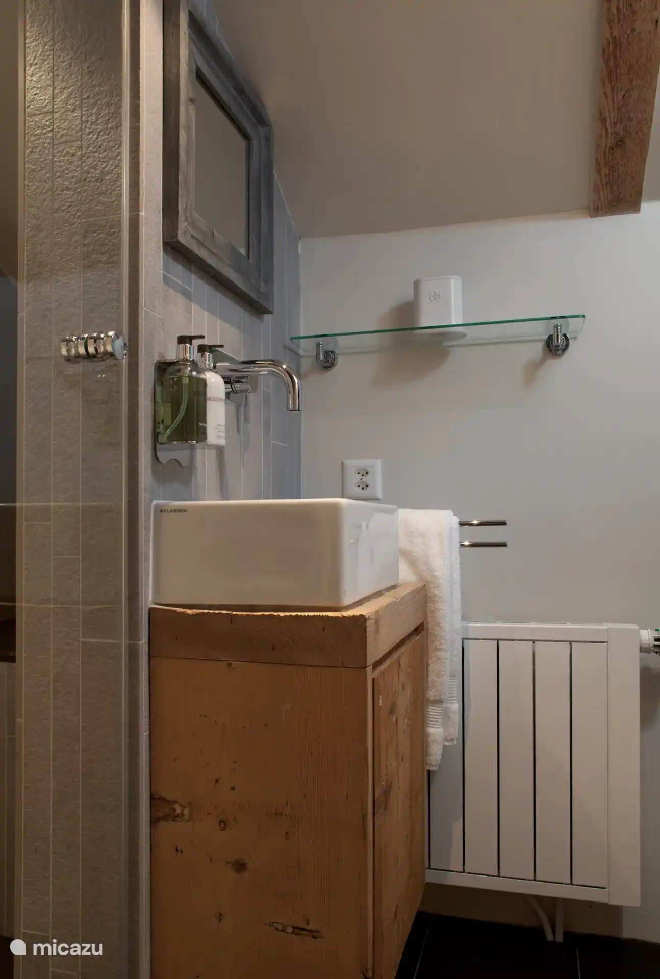 Badkamer 2 met douche.