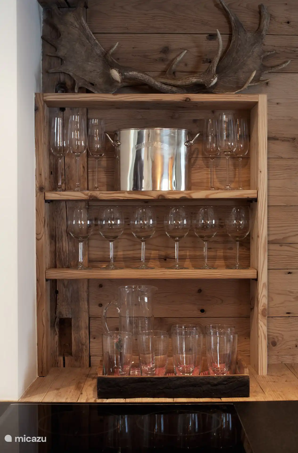 Glas wijn na een actieve dag in de bergen.