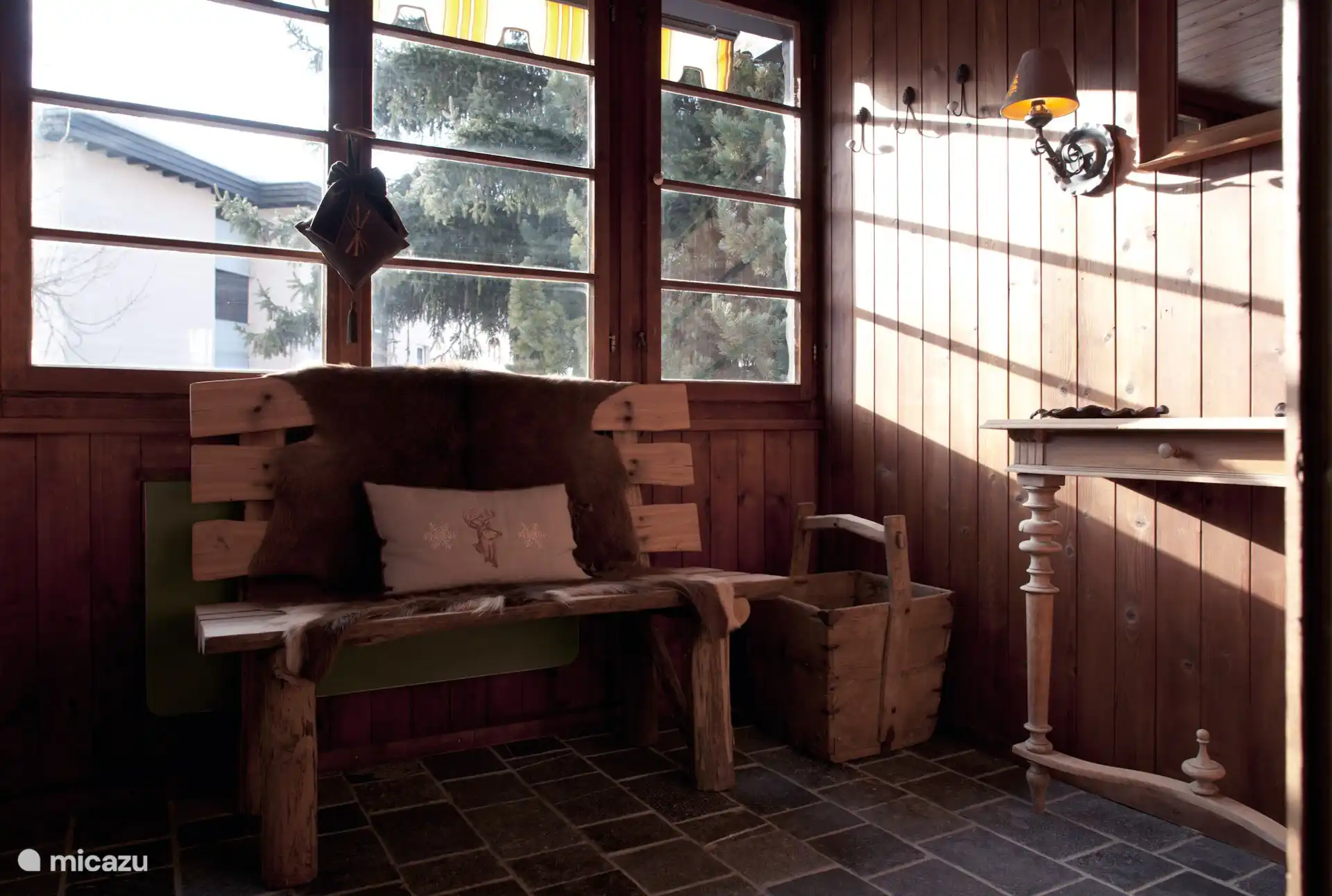 Bij binnenkomst kan skimateriaal en schoenen hier neergezet worden.