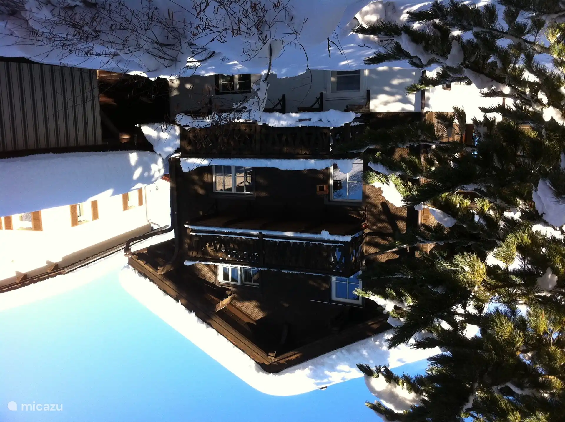 Twee balkons aan woonkamer en slaapkamer.