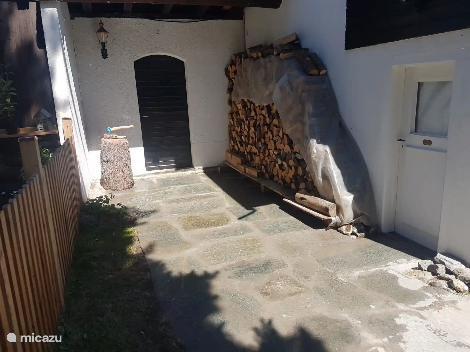Brandhout voor houtkachel en toegang tot garage.