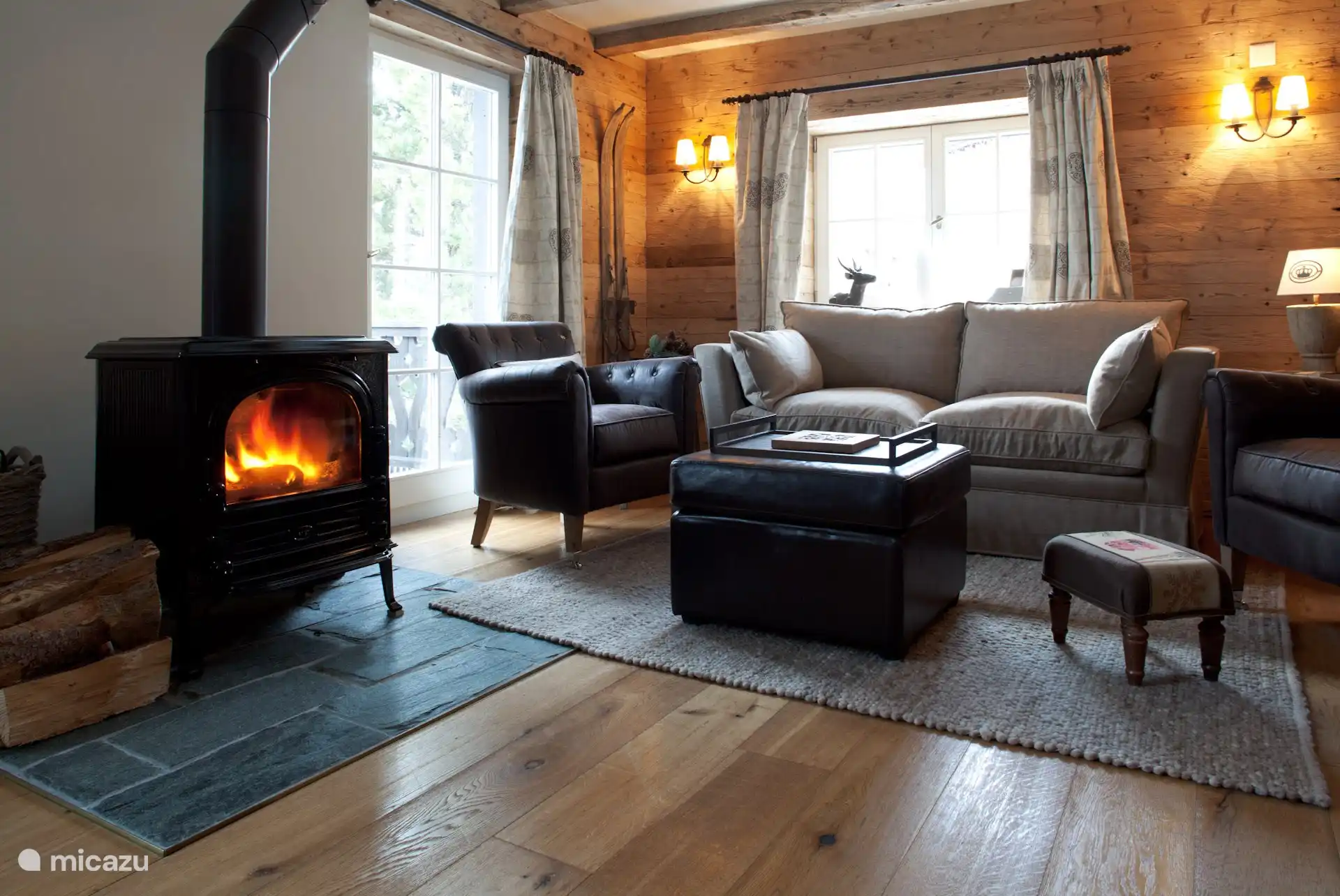 Knusse woonkamer met houtkachel.