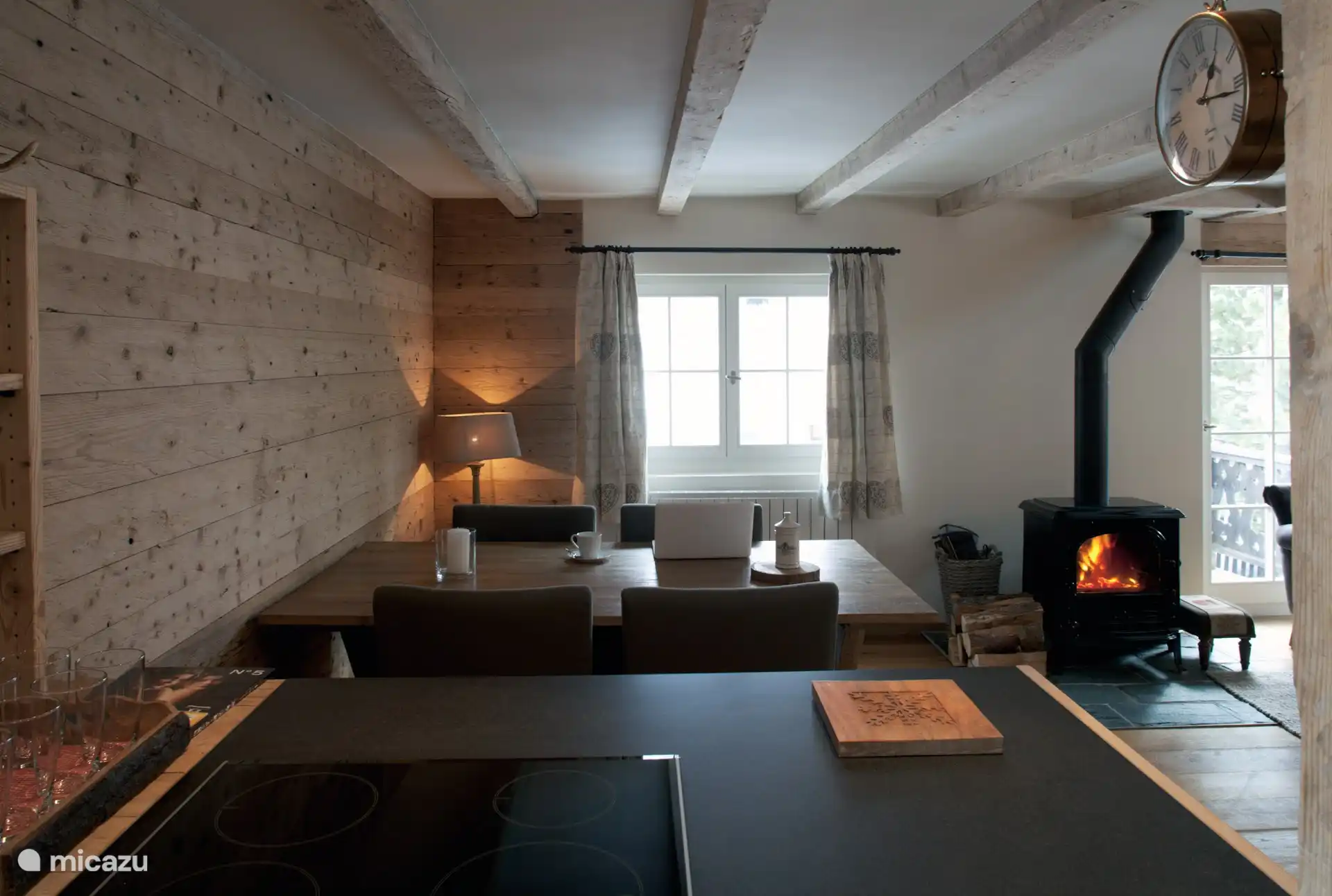 Grote eettafel met plaats voor 4 personen.