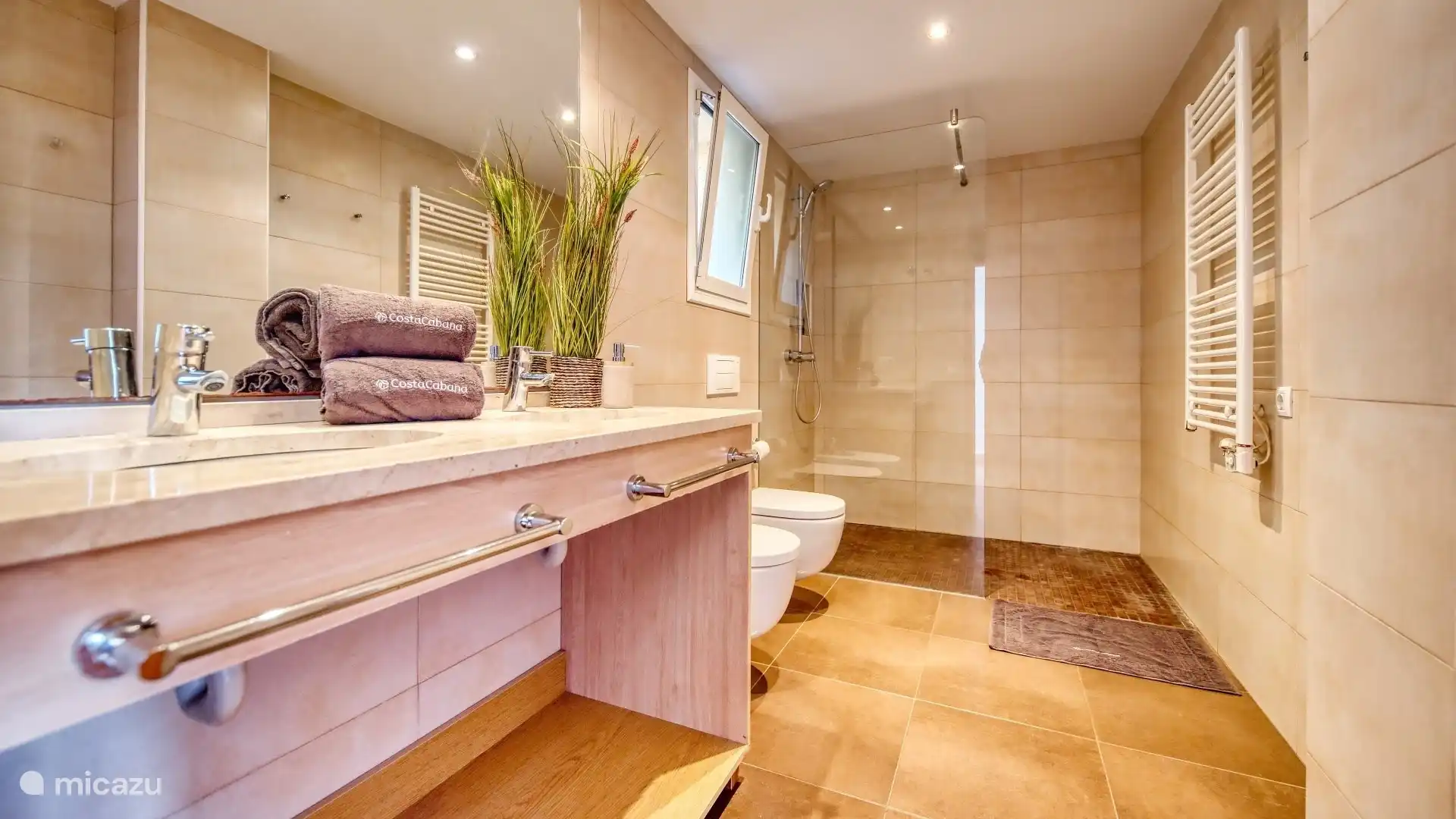 Geräumige Ferienvilla mit atemberaubendem Meerblick, nur wenige Gehminuten vom Strand entfernt!