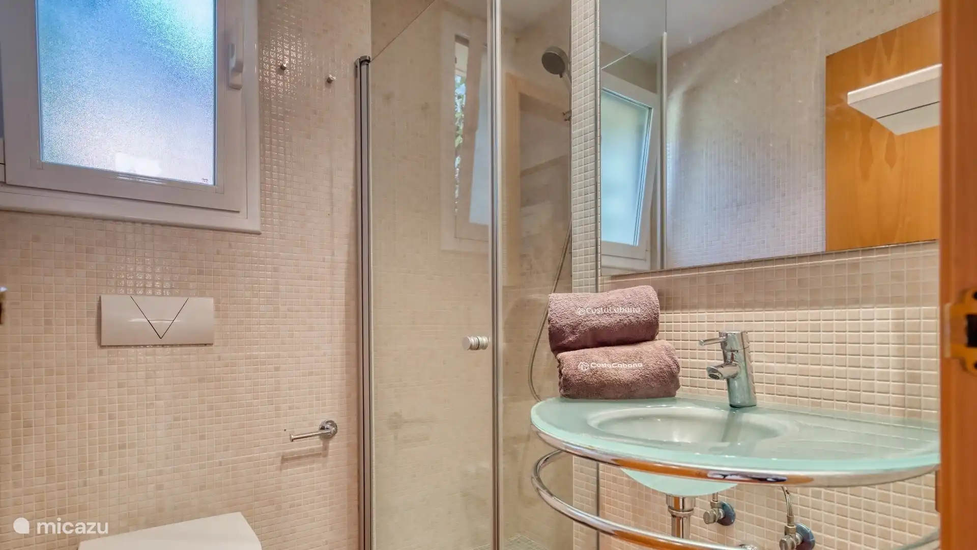 Geräumige Ferienvilla mit atemberaubendem Meerblick, nur wenige Gehminuten vom Strand entfernt!