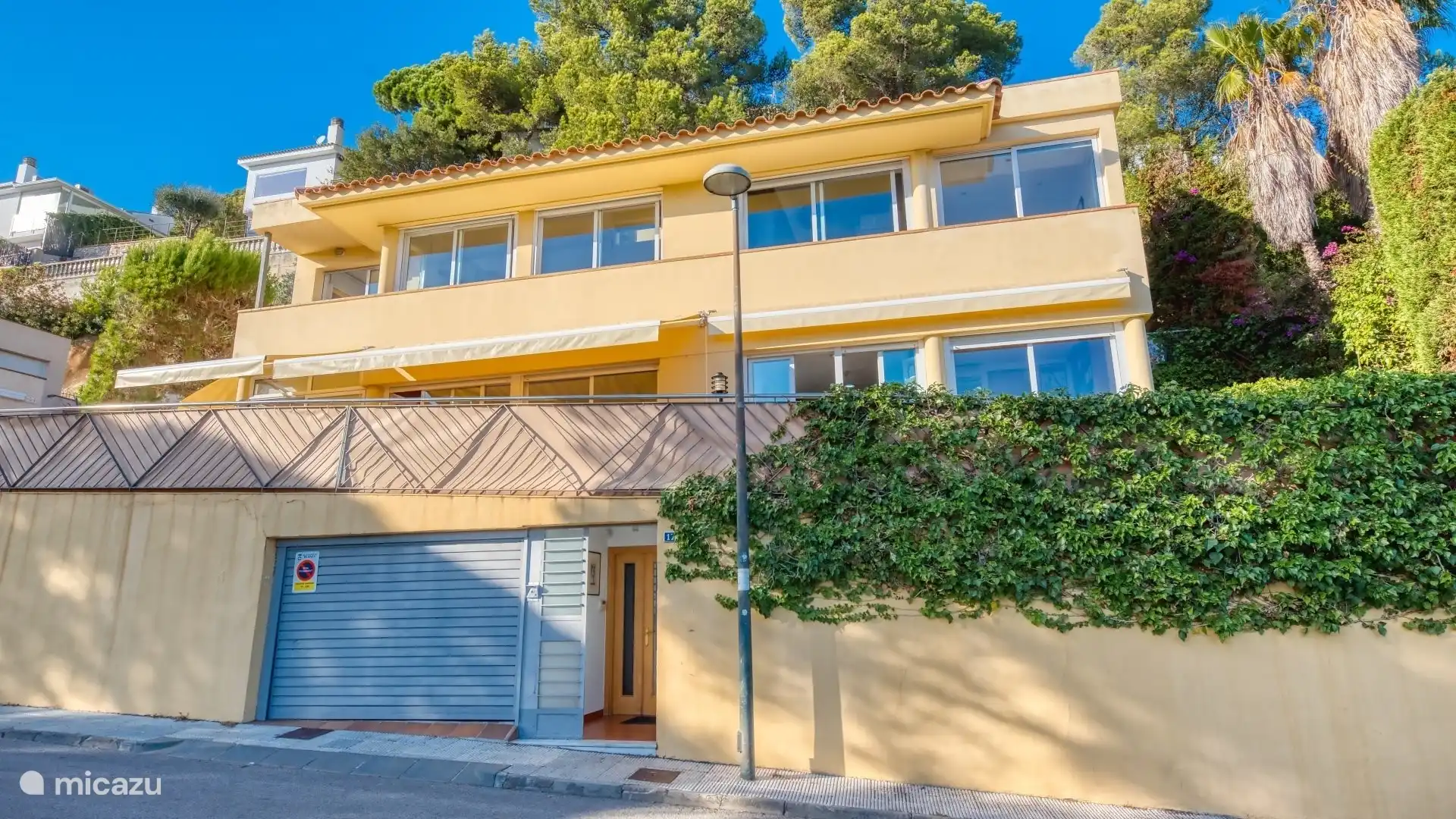 Geräumige Ferienvilla mit atemberaubendem Meerblick, nur wenige Gehminuten vom Strand entfernt!