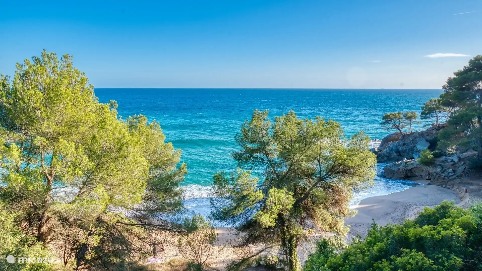Geräumige Ferienvilla mit atemberaubendem Meerblick, nur wenige Gehminuten vom Strand entfernt!