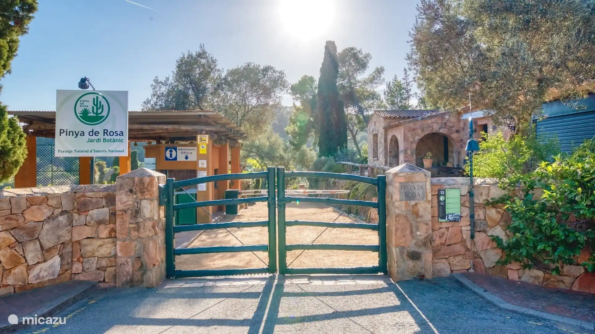 Geräumige Ferienvilla mit atemberaubendem Meerblick, nur wenige Gehminuten vom Strand entfernt!