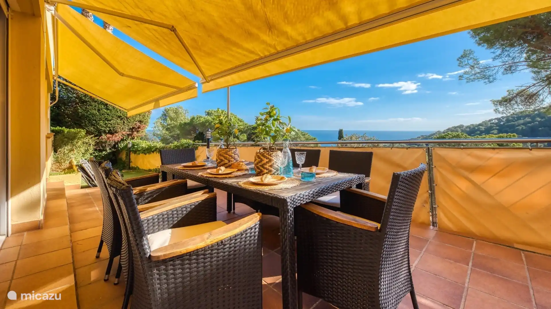 Geräumige Ferienvilla mit atemberaubendem Meerblick, nur wenige Gehminuten vom Strand entfernt!