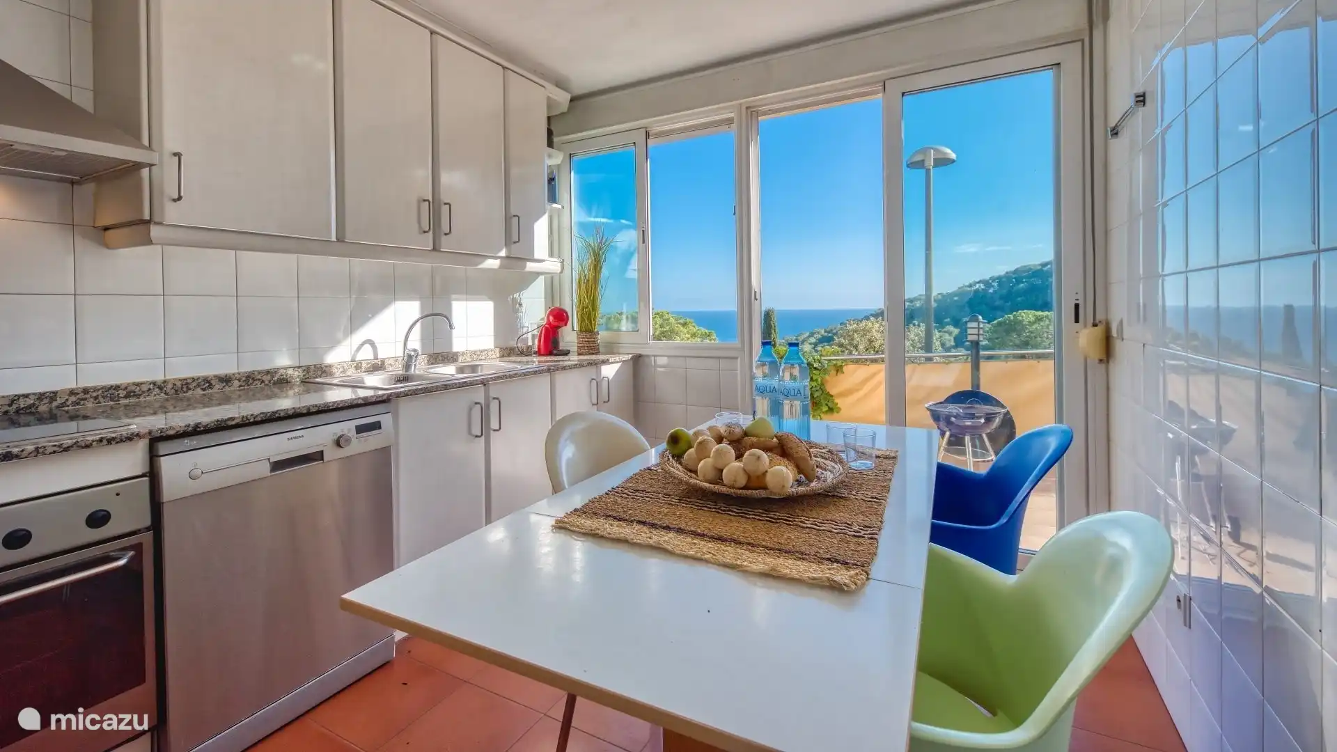 Geräumige Ferienvilla mit atemberaubendem Meerblick, nur wenige Gehminuten vom Strand entfernt!