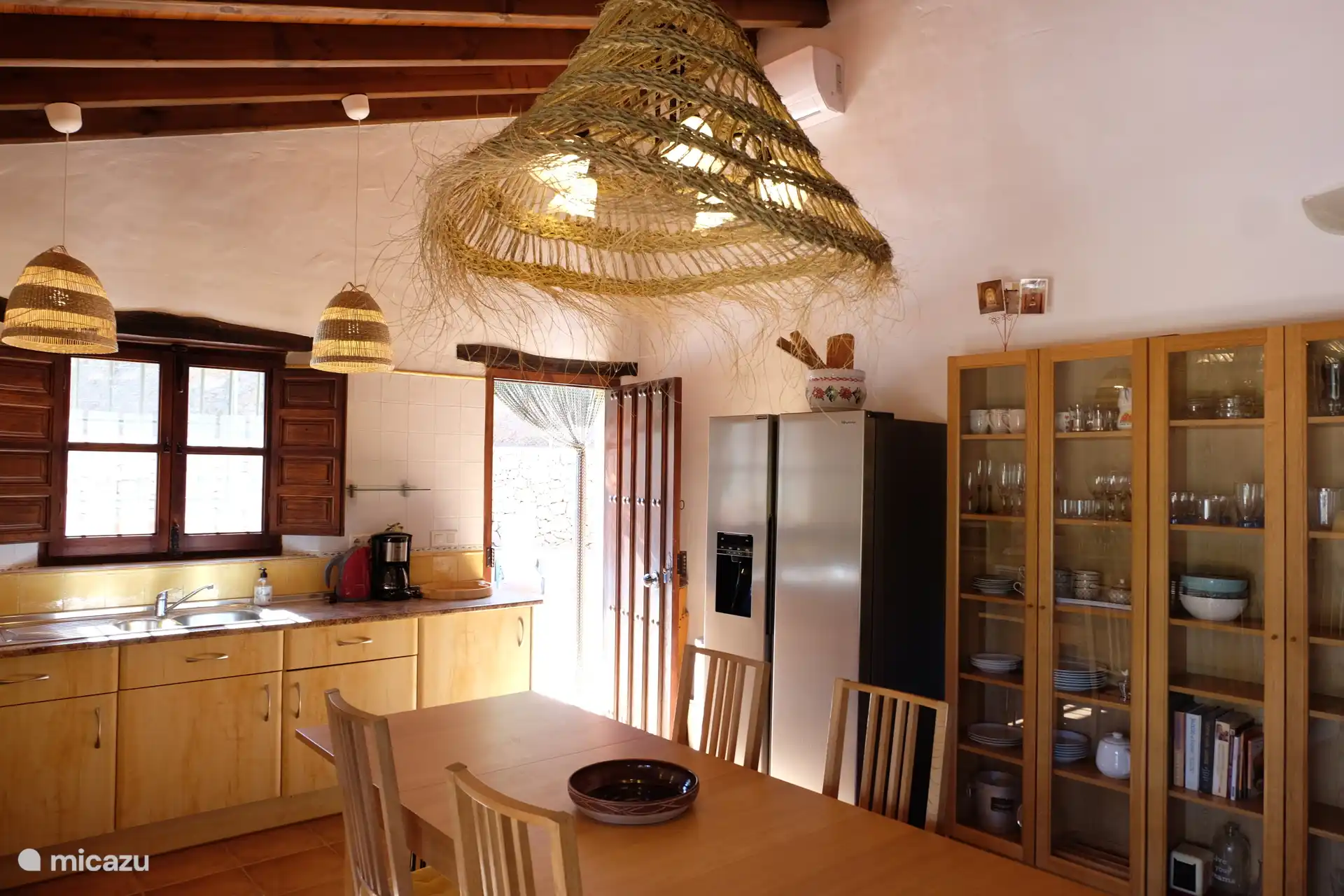 eetgedeelte met Am. koelkast met ijsdispenser